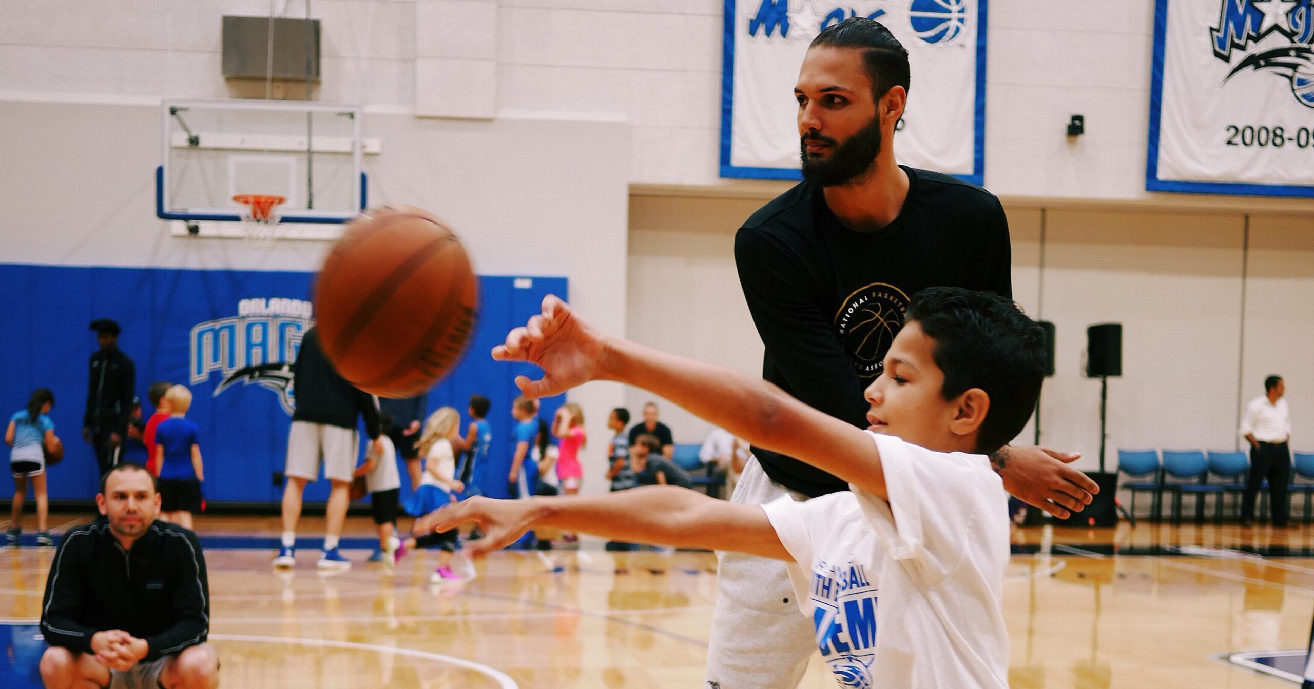 kidscamp_760_20170227 Orlando Magic basketbol kampında antrenör eşliğinde şut çalışması
